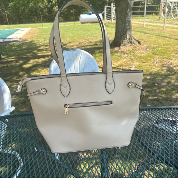 Elegant Beige Tote Bag - Picture 2 of 8